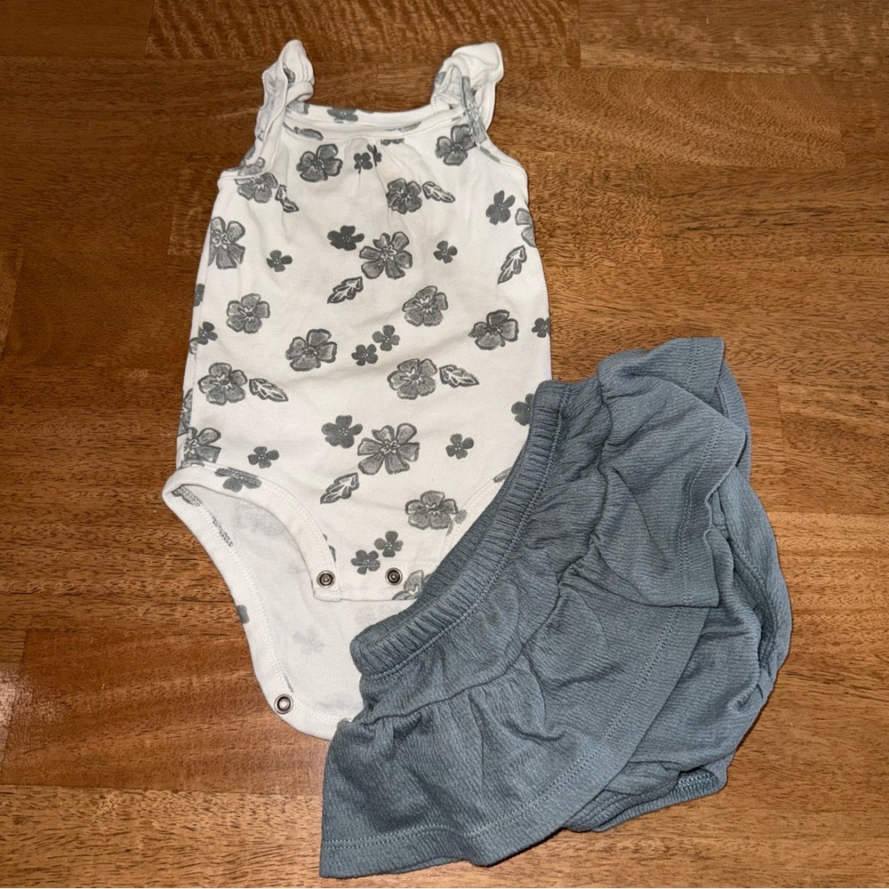 Carter’s 12M Floral Bodysuit & Ruffle Shorts Set Baby Girl Outfit